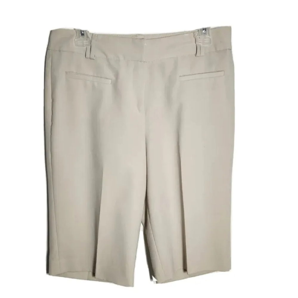 New Directions Women Capri Beige White Size 8 Flat Front Knee-Length Classic
